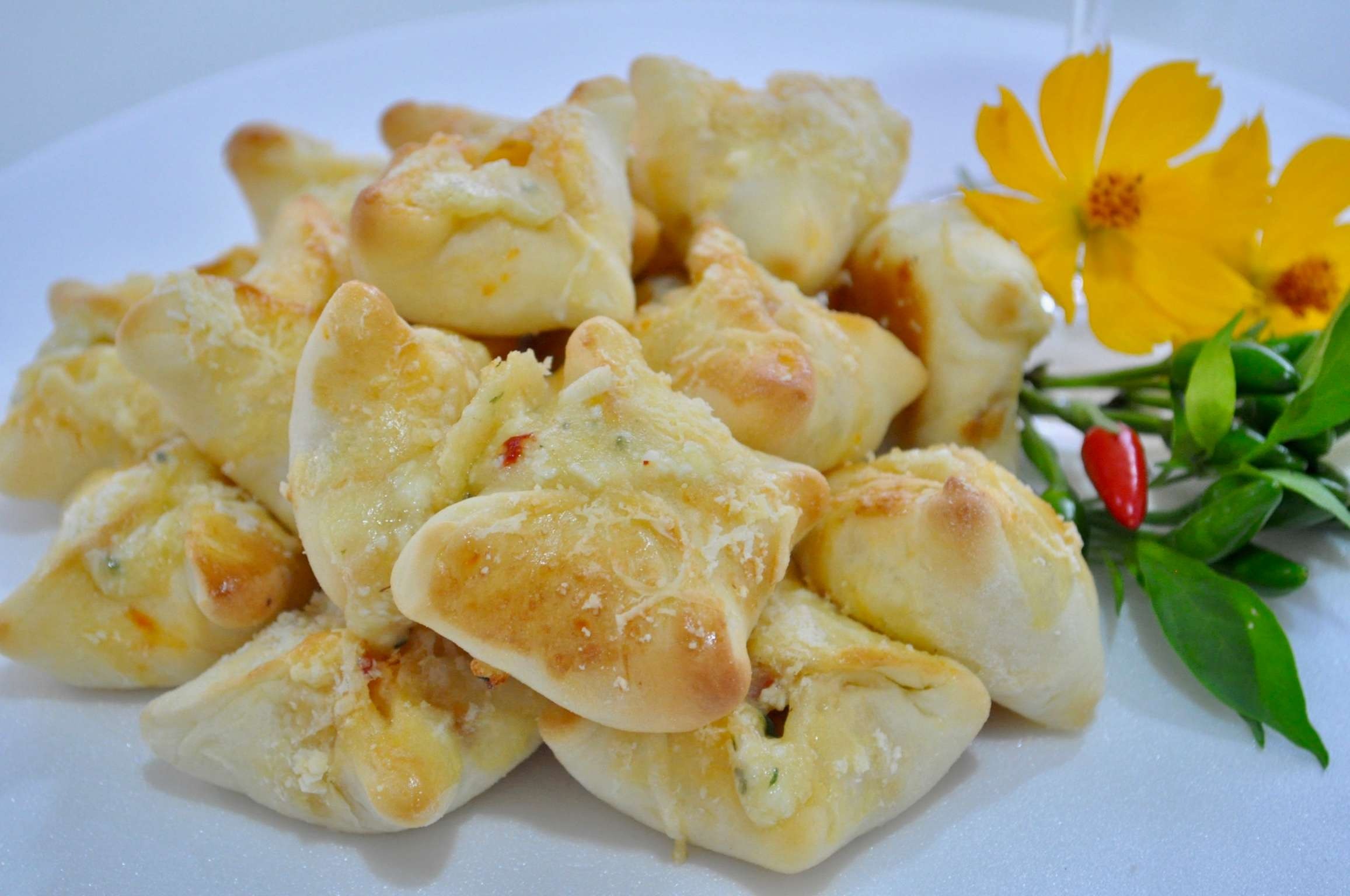 Salgado assado de presunto e queijo